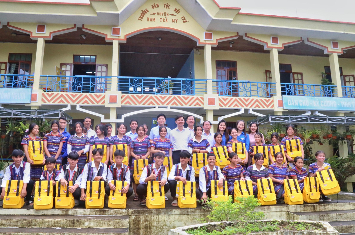 Bí thư T.Ư Đoàn Nguyễn Minh Triết thăm và tặng quà thầy cô, học sinh vùng cao Nam Trà My, Quảng Nam. Bí thư T.Ư Đoàn Nguyễn Minh Triết thăm và tặng quà thầy cô, học sinh vùng cao Nam Trà My, Quảng Nam.