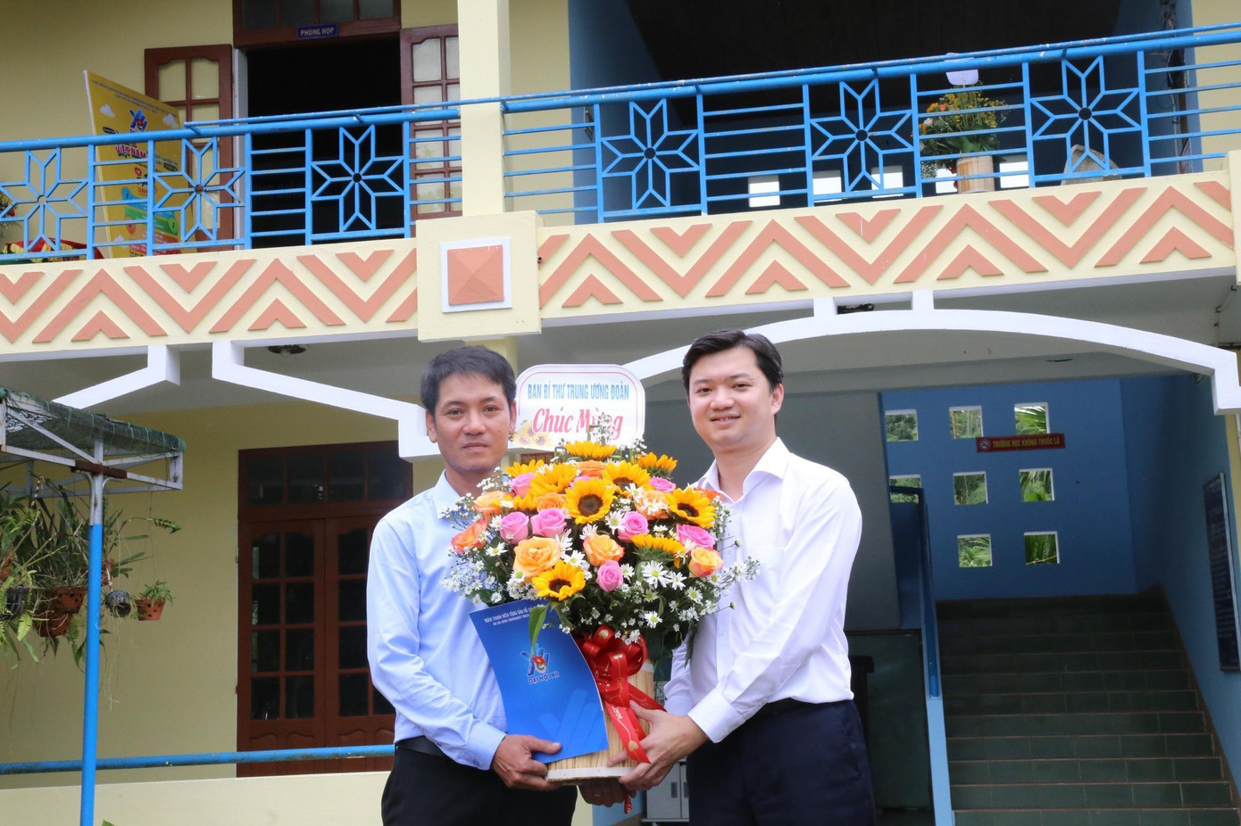 Bí thư T.Ư Đoàn Nguyễn Minh Triết tặng hoa thầy giáo Nguyễn Trần Vỹ. Bí thư T.Ư Đoàn Nguyễn Minh Triết tặng hoa thầy giáo Nguyễn Trần Vỹ.