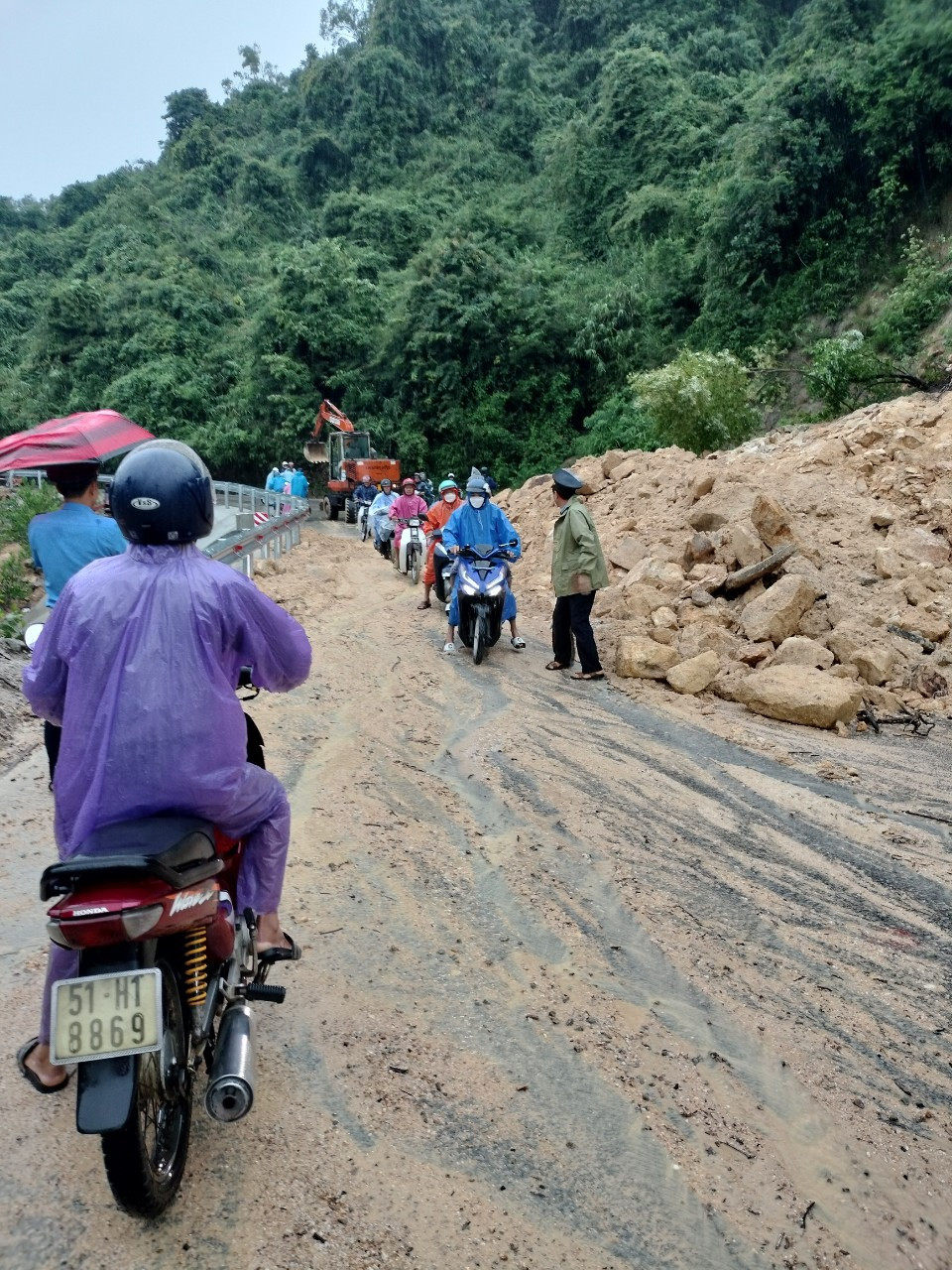 Điểm sạt lở đèo Le cơ bản được xử lý, tuyến ĐT 611 thông xe bước 1