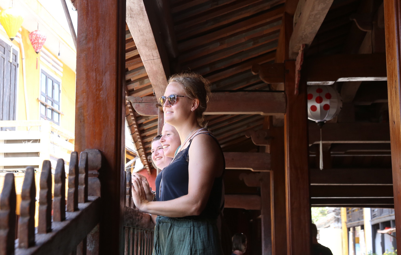 Du khách tham quan bên trong di tích.