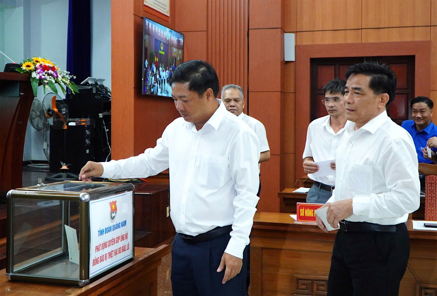 Bí thư Tỉnh ủy Quảng Nam Lương Nguyễn Minh Triết, Chủ tịch UBND tỉnh Quảng Nam Lê Văn Dũng đóng góp ủng hộ đồng bào bị thiệt hại do mưa, lũ. Ảnh: Hoài Văn