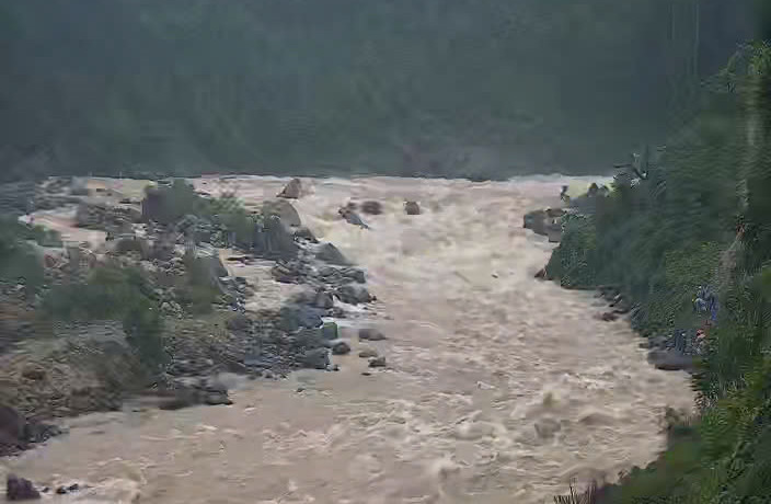 4 người mắc kẹt ở cồn đất giữa sông. 4 người mắc kẹt ở cồn đất giữa sông.