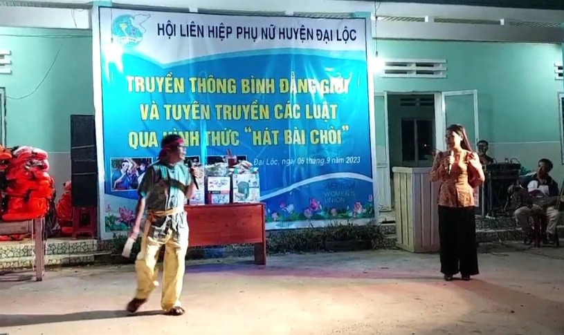 Các nội dung truyền thông được khéo léo lồng ghép trong câu hát bài chòi khiến người dân thích thú.