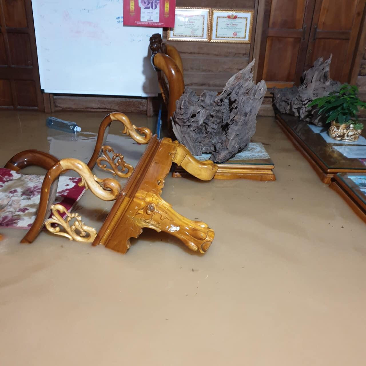 Nước tràn vào nhà dân gây ngập làm hư hỏng nhiều đồ đạc. Lực lượng chức năng đang có mặt để hỗ trợ người dân vận chuyển đồ đạc ra khỏi vùng ngập sâu này.