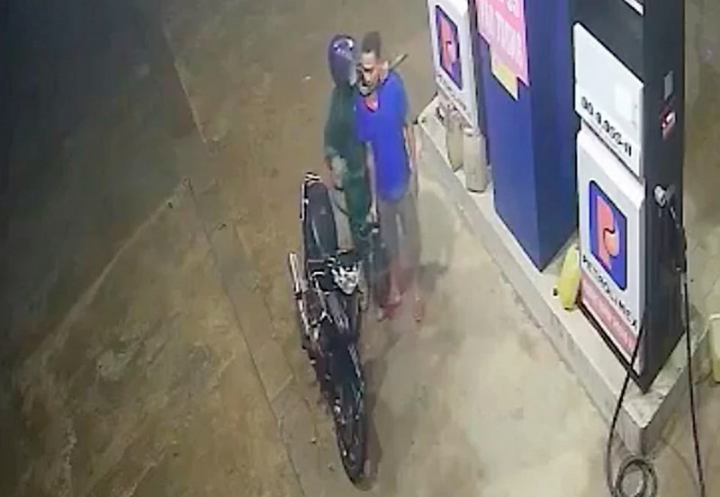 Hình ảnh camera ghi lại hình ảnh nghi phạm táo tợn dùng liềm uy hiếp nhân viên cây xăng để cướp tài sản. Hình ảnh camera ghi lại hình ảnh nghi phạm táo tợn dùng liềm uy hiếp nhân viên cây xăng để cướp tài sản.