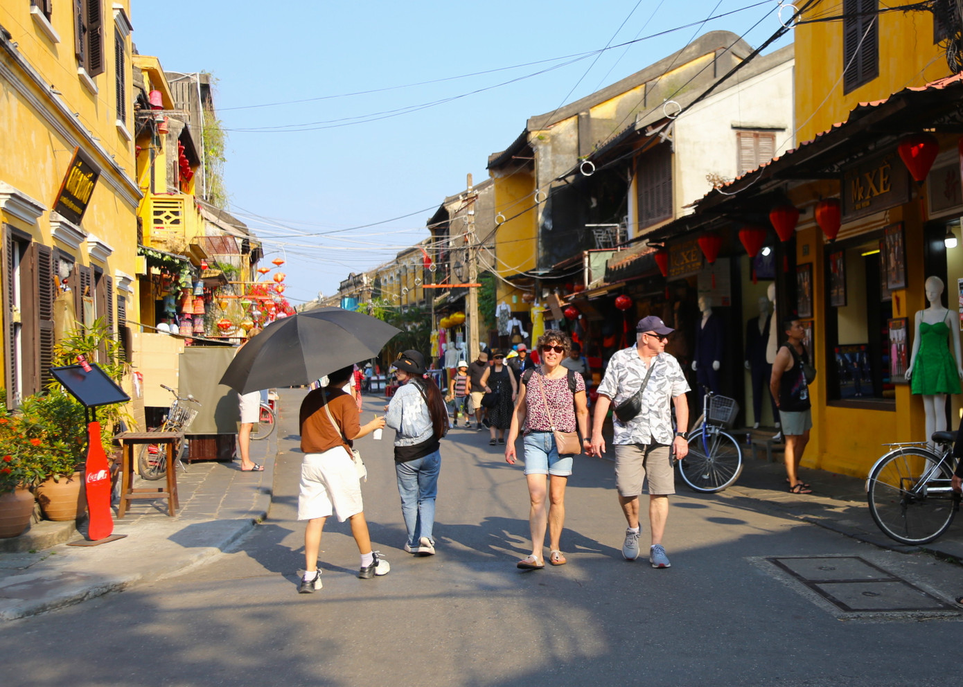 Nắng tháng 3 nhẹ nhàng hắt lên những mái nhà cổ, bức tường cổ khiến màu sắc trở nên vàng ươm bên những giàn hoa giấy khoe sắc rực rỡ.