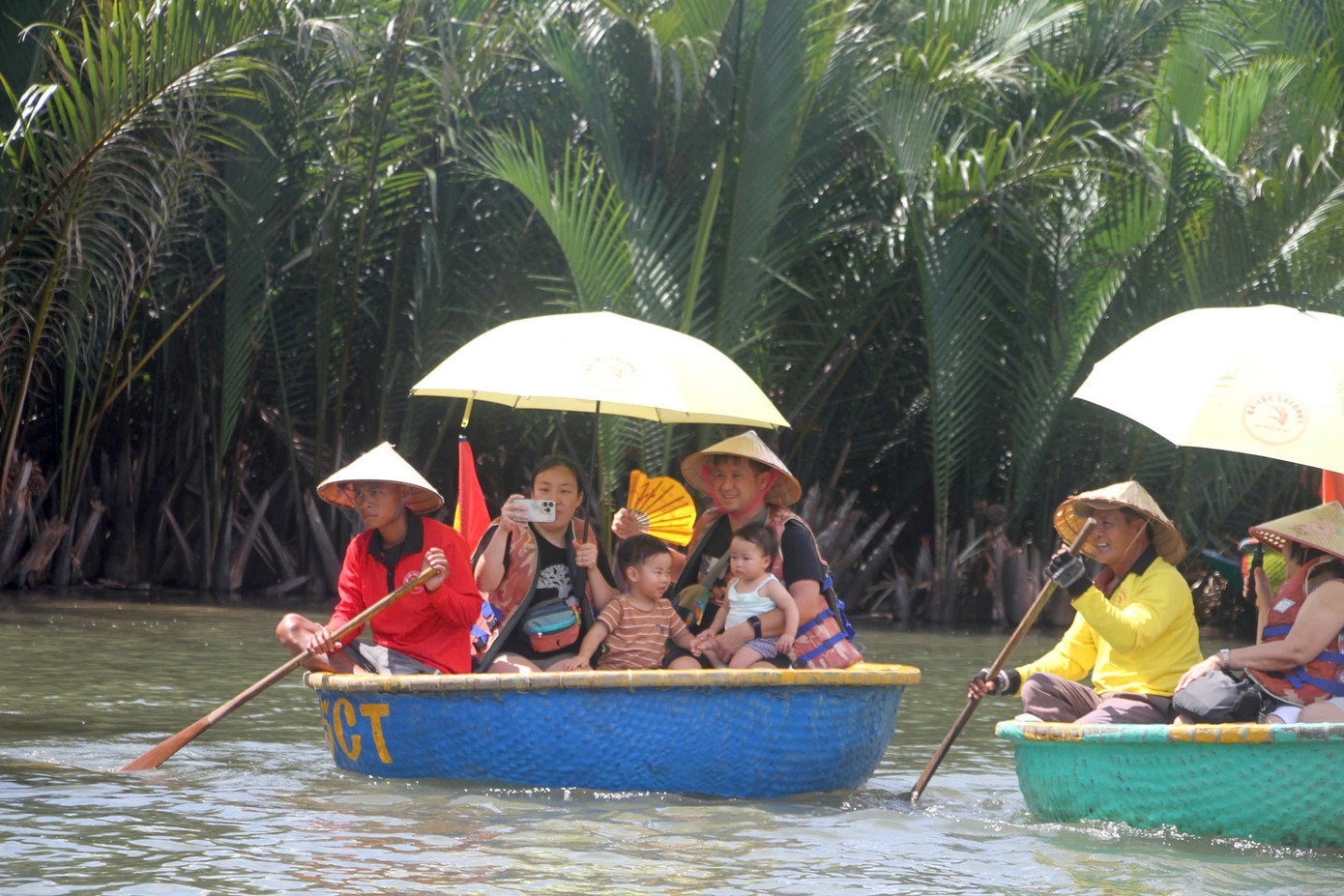 Các tuyến đường sông quanh khu vực rừng dừa luôn đông kín khách.