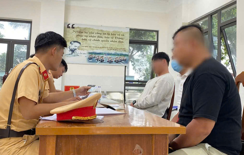 Lực lượng chức năng làm việc với 2 người Hàn Quốc hành vi vi phạm “buông cả hai tay khi đang điều khiển xe". Ảnh CA Lực lượng chức năng làm việc với 2 người Hàn Quốc hành vi vi phạm “buông cả hai tay khi đang điều khiển xe". Ảnh CA