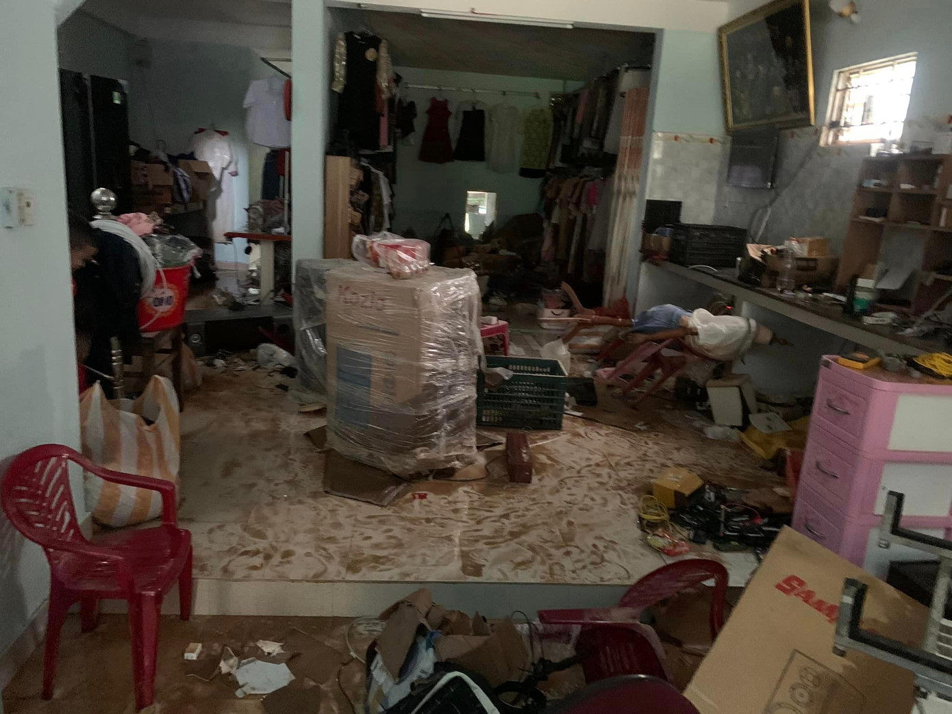 Đồ đạc của người dân bị hư hỏng nặng sau khi nước lũ tràn vào. Ảnh Tr. Ánh