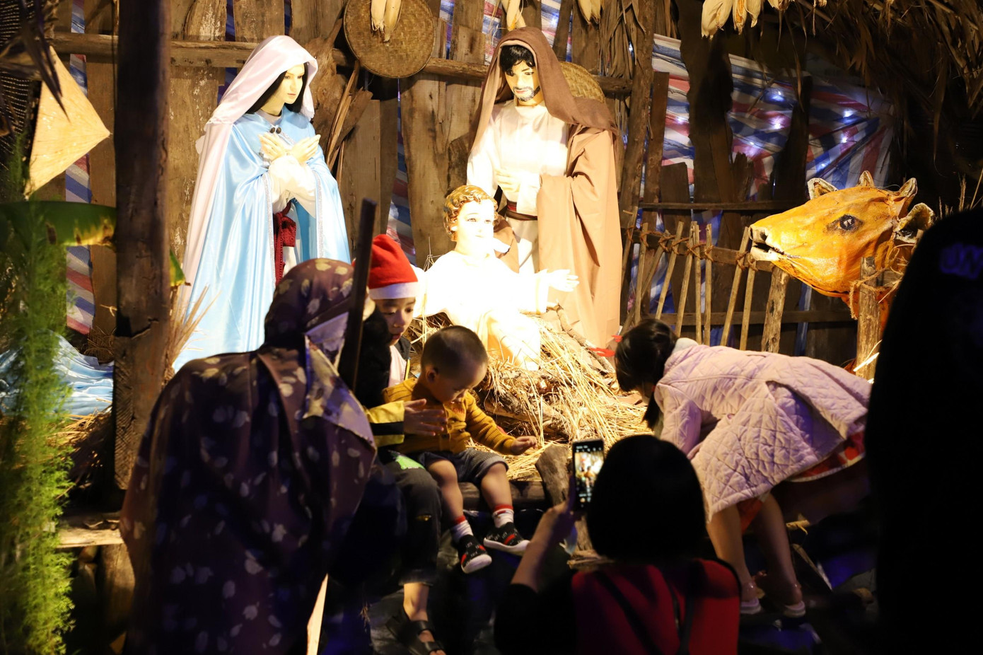 Chụp hình cùng hang đá. Chụp hình cùng hang đá.