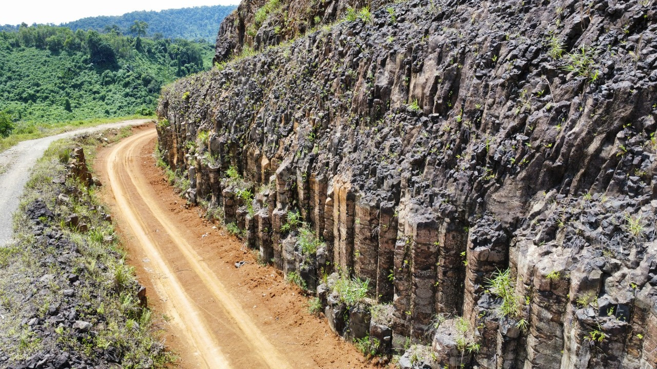 Núi đá độc đáo lộ thiên này dài khoảng gần 500m.