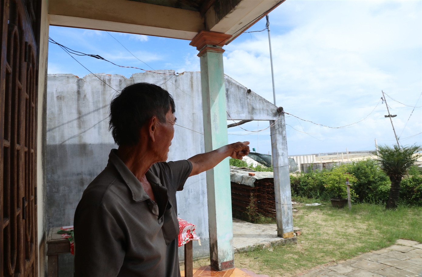 Người dân bất an khi biển ngày càng tấn công vào đất liền, 'nuốt' nhiều nhà dân Người dân bất an khi biển ngày càng tấn công vào đất liền, 'nuốt' nhiều nhà dân