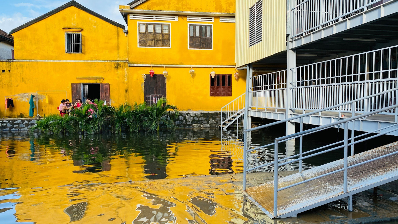 Khu vực Chùa Cầu, nước sông Hoài áp sát.