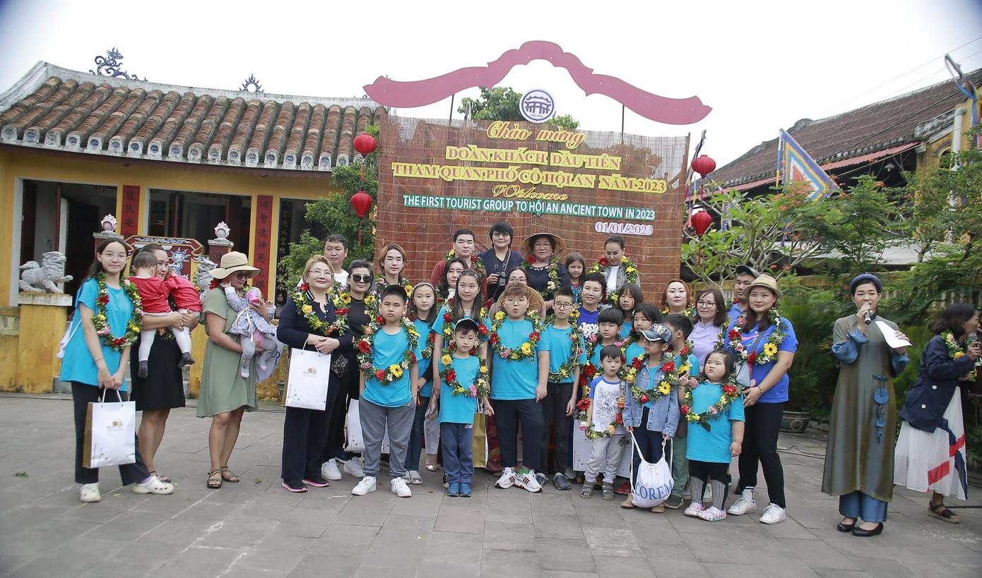 Sáng 1/1, đoàn khách gồm 34 người đến từ đất nước Mông Cổ "xông đất" TP. Hội An (tỉnh Quảng Nam) trong ngày đầu năm mới 2023.