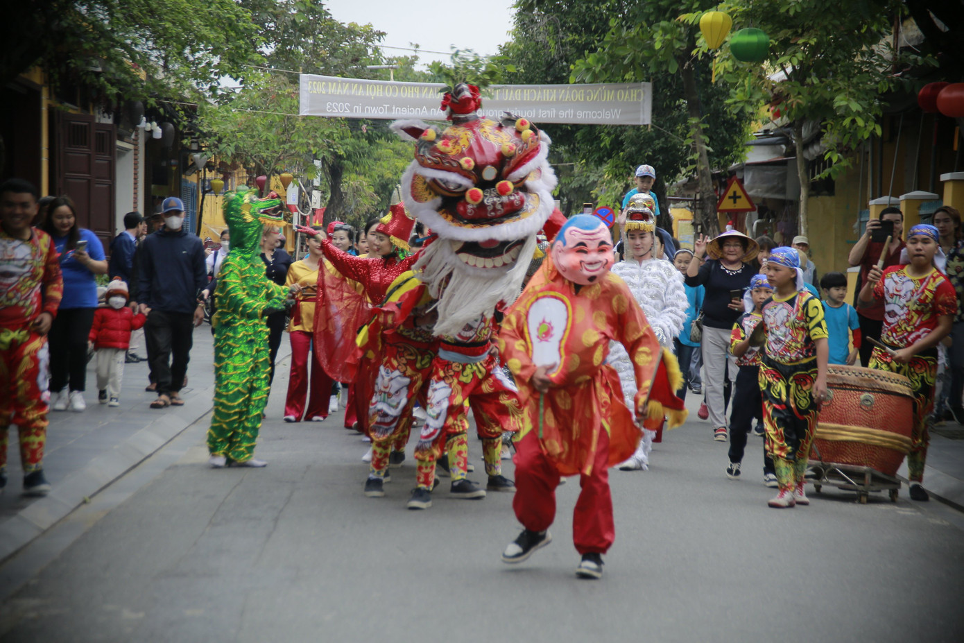 Đội hát múa sắc bùa, đội Thiên cẩu, Tứ linh “Long, Lân, Quy, Phụng” từ ngã tư Phan Châu Trinh – Lê Lợi đến đình Hội An.