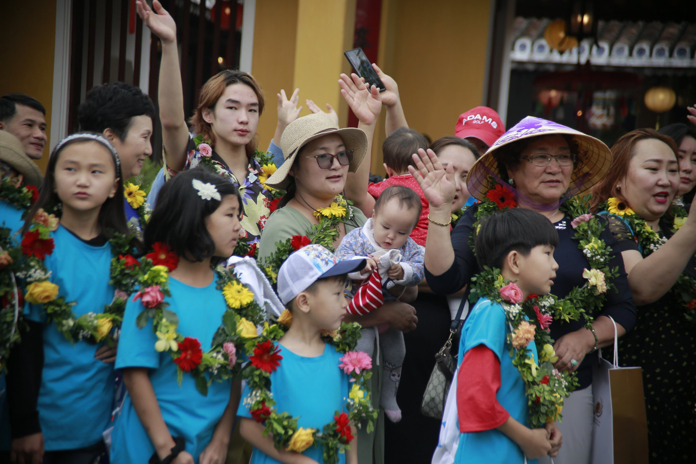 Chào đón đoàn khách tại đây là dàn trống hội đánh lên rộn rã. Những bản hòa tấu nhạc xuân cũng được cất lên tạo không khí vui tươi ngày năm mới. Những người khách nước ngoài cho biết rất vui, hạnh phúc, ấm áp khi được lãnh đạo địa phương, người dân chào đón nồng hậu và thân thiện.