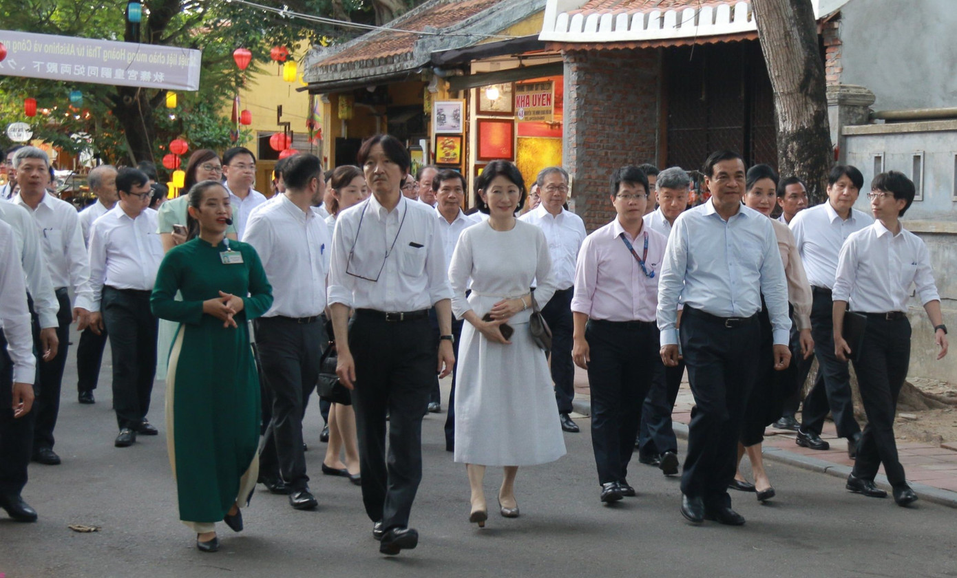 Hoàng Thái tử Nhật Bản Fumihito Akishino cùng Công nương Kawashima Kiko thăm phố cổ Hội An.