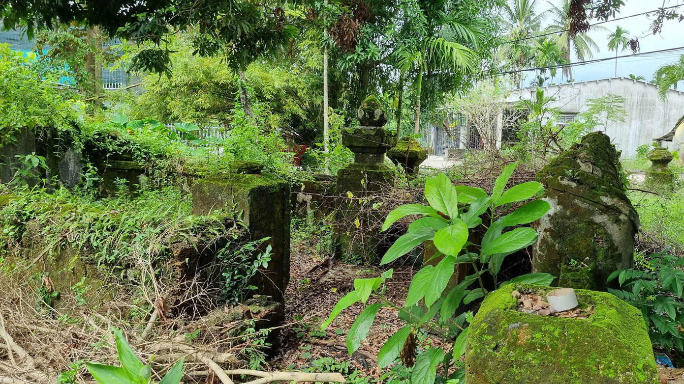 Khu mộ cổ nhuốm màu rêu xanh.