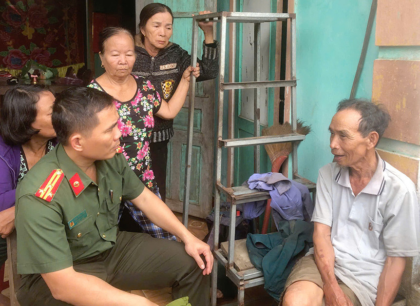 Ông Hồ Văn Bảy được lực lượng chức năng tìm thấy sau 17 giờ đi lạc, mất tích trong rừng. Ảnh CA