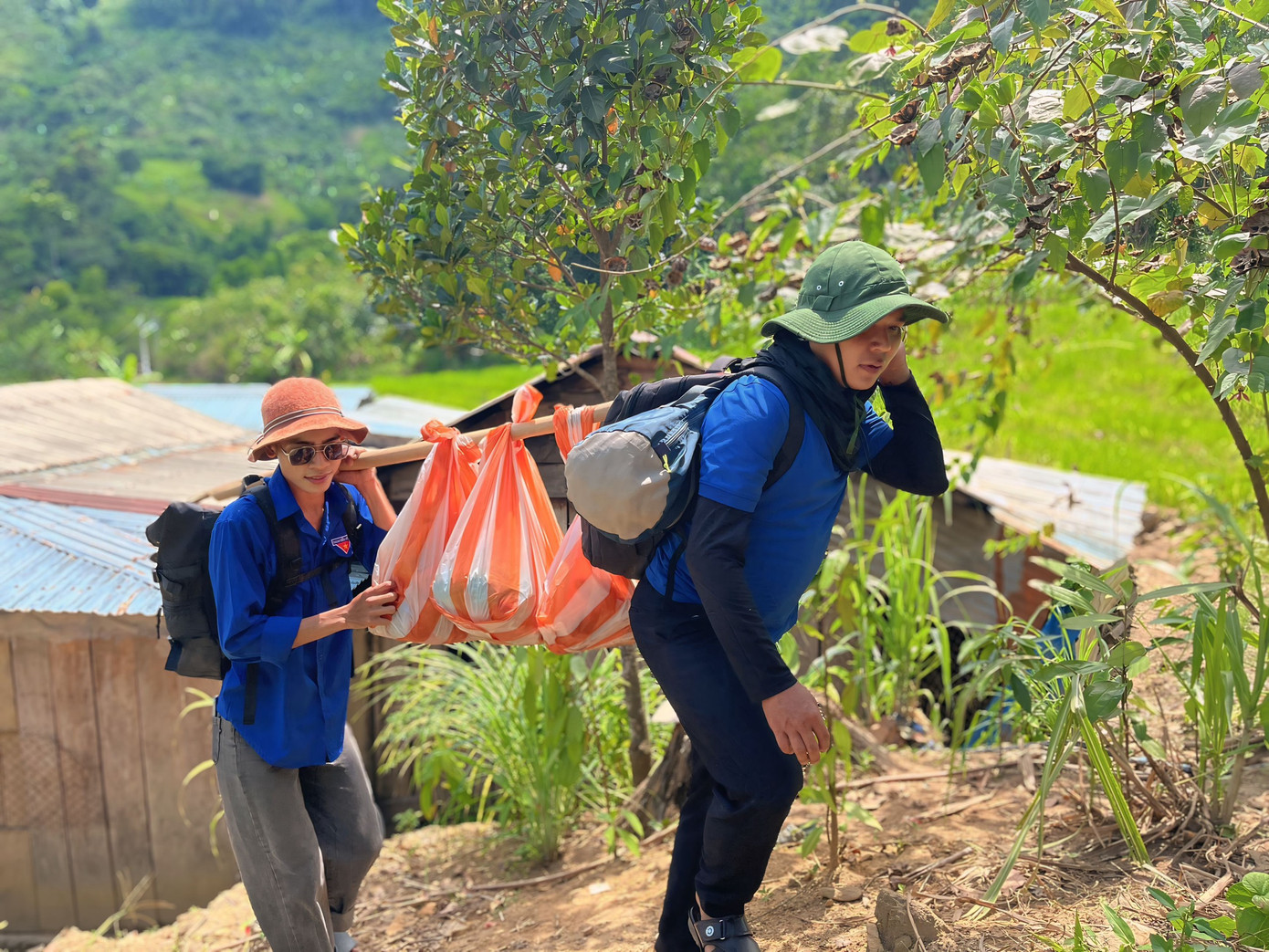Cuối tuần, nhóm bạn trẻ đoàn viên thanh niên huyện đoàn Thăng Bình (Quảng Nam) phối hợp với CLB thiện nguyện Phan Đức tổ chức chương Trình “Cùng em đến trường” tại điểm trường Tu Nấc, xã Trà Cang, huyện Nam Trà My. Cuối tuần, nhóm bạn trẻ đoàn viên thanh niên huyện đoàn Thăng Bình (Quảng Nam) phối hợp với CLB thiện nguyện Phan Đức tổ chức chương Trình “Cùng em đến trường” tại điểm trường Tu Nấc, xã Trà Cang, huyện Nam Trà My.