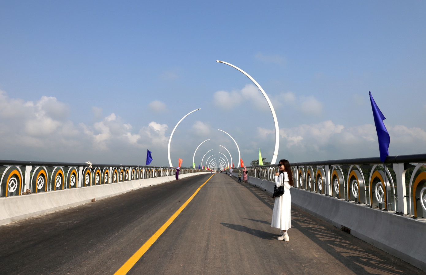 Người dân phấn khởi, chụp hình lưu niệm tại buổi lễ thông xe. Người dân phấn khởi, chụp hình lưu niệm tại buổi lễ thông xe.