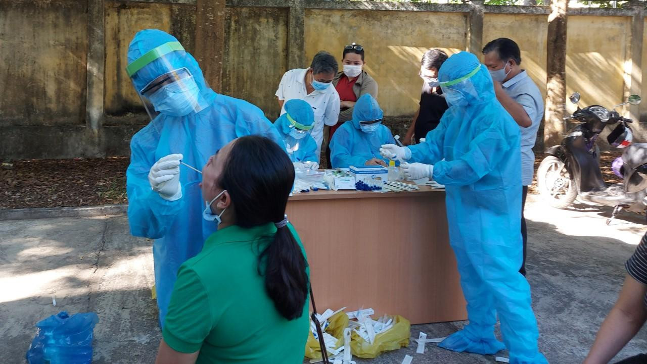 Nhân viên y tế Quảng Nam chịu nhiều áp lực công việc nhất là từ sau khi dịch COVID-19 bùng phát.