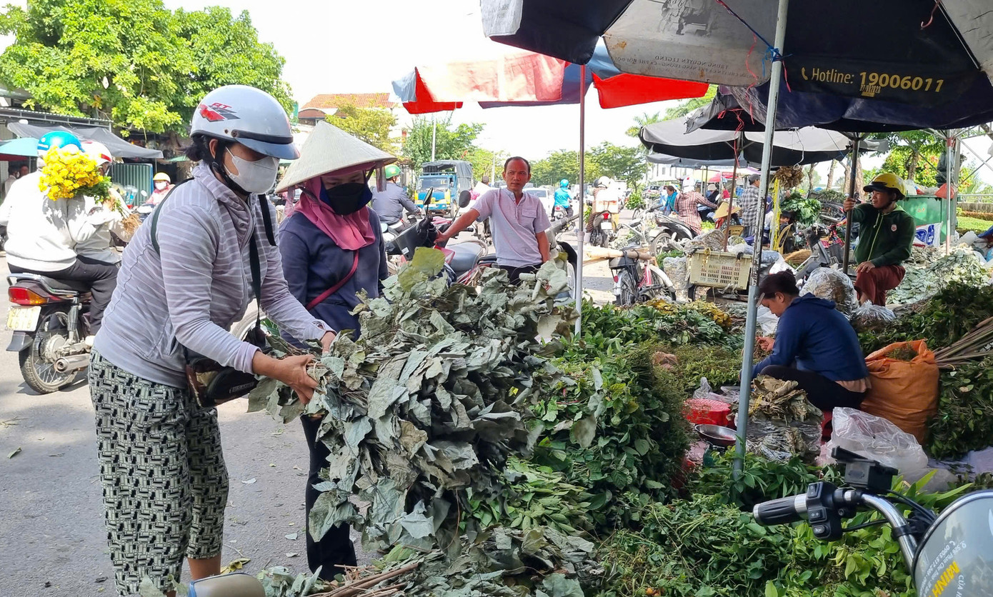 Những ngày cận Tết Đoan Ngọ (mùng 5/5 âm lịch), người dân xứ Quảng lại nhộn nhịp với phiên chợ độc đáo bày bán các loại "lá mùng 5".