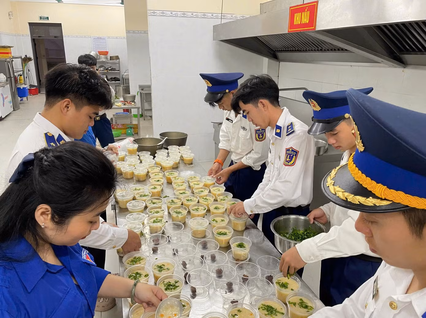 Tận tay chuẩn bị và trao "bữa sáng yêu thương" tới cụ già neo đơn.