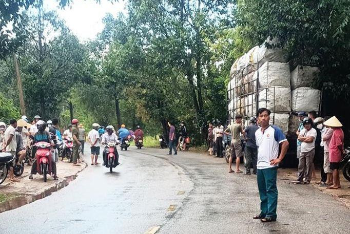 Hiện trường nơi xảy ra vụ tai nạn khiến chủ tịch xã Duy Phú tử vong. Ảnh CTV