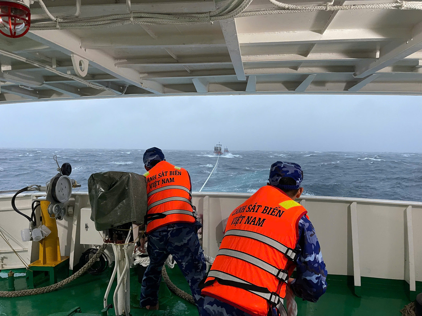 Bộ Tư lệnh Vùng Cảnh sát biển 2 kịp thời cứu nạn 3 tàu cá gặp nạn trên biển trong bão số 1. Bộ Tư lệnh Vùng Cảnh sát biển 2 kịp thời cứu nạn 3 tàu cá gặp nạn trên biển trong bão số 1.