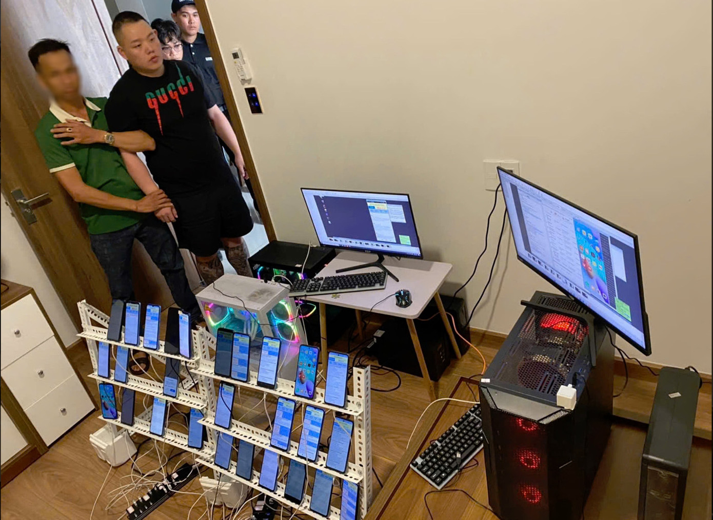 Hệ thống máy móc, trang thiết bị các đối tượng sử dụng cho mục đích lừa đảo bị tạm giữ. Ảnh CAQN Hệ thống máy móc, trang thiết bị các đối tượng sử dụng cho mục đích lừa đảo bị tạm giữ. Ảnh CAQN