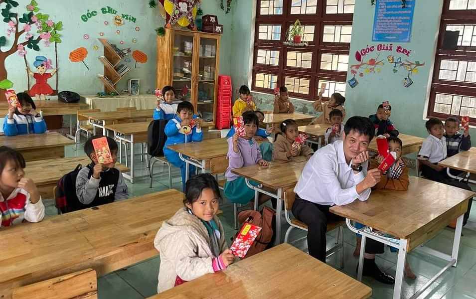 Thầy Nguyễn Trần Vỹ đã kết nối các mạnh thường quân để tổ chức hoạt động ý nghĩa này.