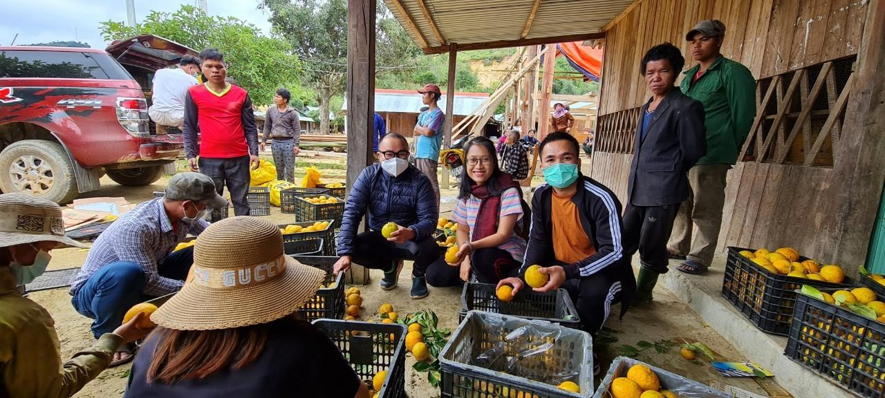 Riah Dung, Bí thư đoàn xã Ga Ry đã kết nối các đơn vị ở nhiều nơi đưa cam xuống tiêu thụ.