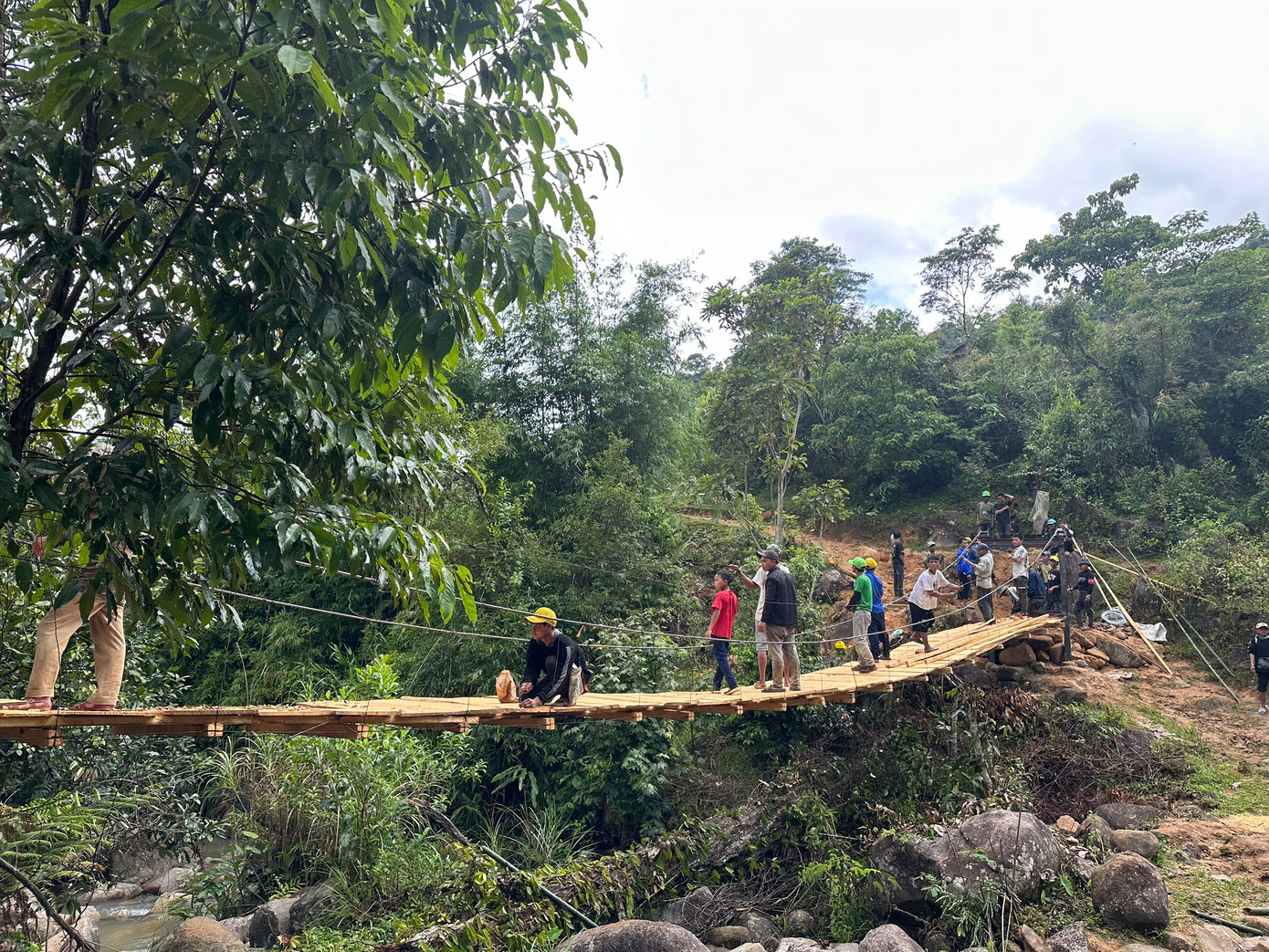 Phan Văn Đức - Trưởng nhóm thiện nguyện Phan Đức cho hay, sau khi chia sẻ ý tưởng về xây cầu dân sinh giúp bà con xã Trà Vinh, quỹ mạnh thường quân cả nước Nguyễn Đỗ Trúc Phương hỗ trợ 60 triệu đồng để nhóm thực hiện. Cầu dài 20 mét, bắc qua suối ở thôn 3A, xã Trà Vinh, huyện Nam Trà My. Thôn với 120 hộ dân gần như bị cô lập mỗi mùa mưa, vì vậy khi cây cầu dân sinh hoàn thành khiến người dân vui khôn tả.