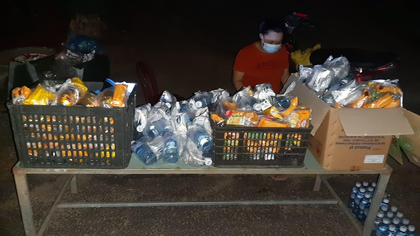 Nhóm thức đến 1h sáng để trao quà cho bà con trên đường về quê.