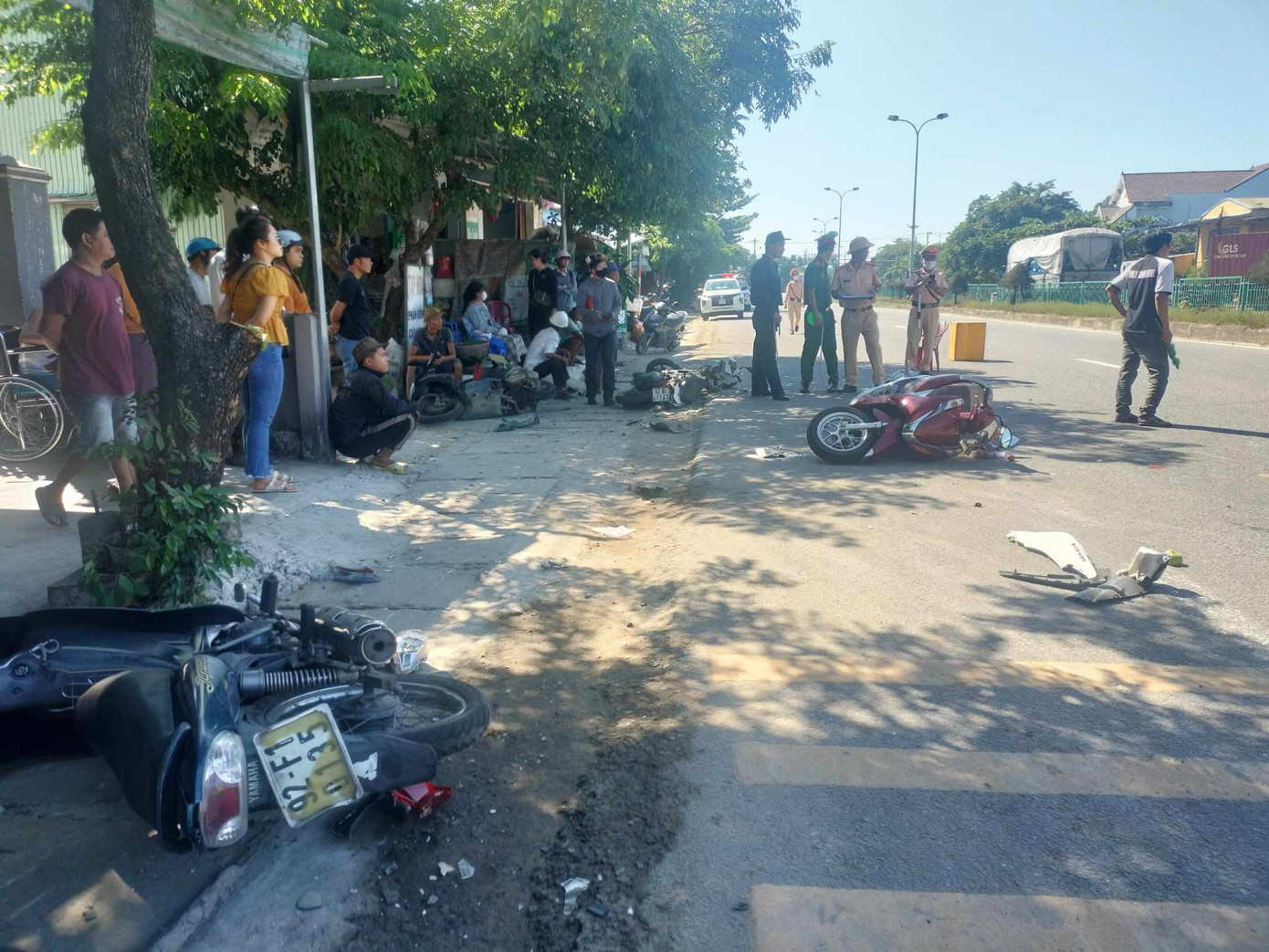 Nhiều xe bị hư hỏng nặng sau tai nạn liên hoàn.