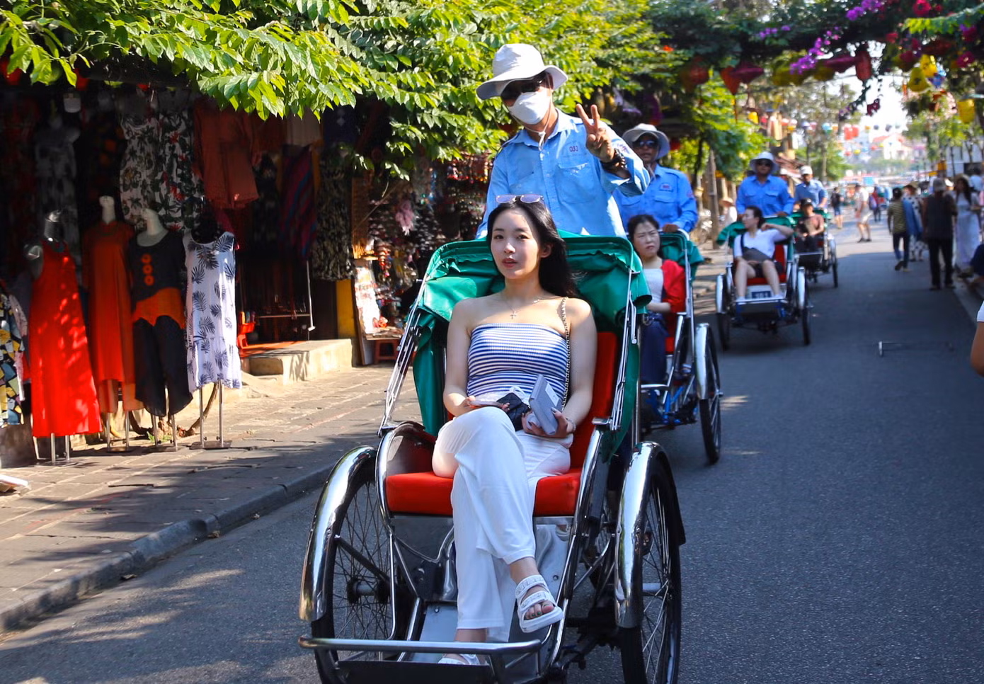 Du khách thích thú ngắm phố cổ trước khi trải nghiệm Hội An lung linh đèn lồng lúc về đêm. Theo giới lữ hành, đây là thời điểm thu hút đông khách quốc tế và nội địa. Nhiều người bày tỏ yêu mến vùng đất di sản này bởi cảnh đẹp và con người bản địa nhân tình thuần hậu. Du khách thích thú ngắm phố cổ trước khi trải nghiệm Hội An lung linh đèn lồng lúc về đêm. Theo giới lữ hành, đây là thời điểm thu hút đông khách quốc tế và nội địa. Nhiều người bày tỏ yêu mến vùng đất di sản này bởi cảnh đẹp và con người bản địa nhân tình thuần hậu.