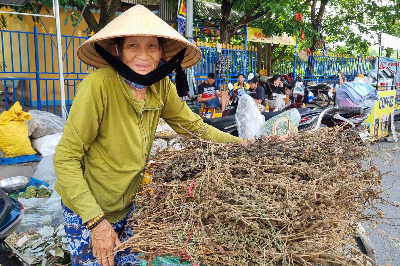 Phiên chợ đặc biệt, đượm nồng mùi hương của các loại lá. Theo người dân, những loại lá này đều là vị thuốc nam, rất tốt cho sức khỏe. Tết Đoan Ngọ thì phải uống nước 'lá mùng 5' đã trở thành thói quen, nếp sống của nhiều người dân địa phương.