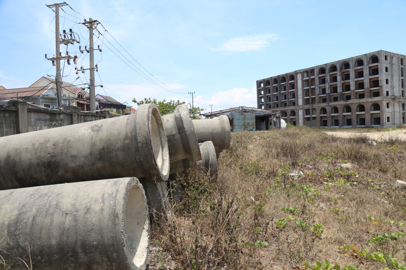 Dự án không có người thi công, được bao quanh 3 phía bởi hàng rào bê tông và tôn, phía còn lại giáp biển không được che chắn. Dự án không có người thi công, được bao quanh 3 phía bởi hàng rào bê tông và tôn, phía còn lại giáp biển không được che chắn.