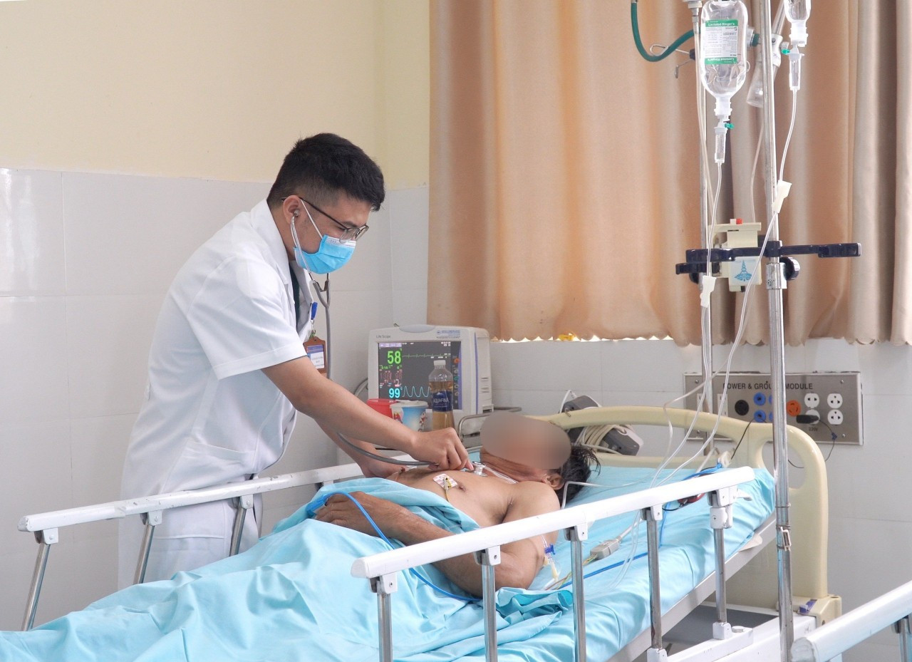 Ba ngư dân ở Quảng Nam ngộ độc sau khi ăn cá nóc. Ảnh BVCC Ba ngư dân ở Quảng Nam ngộ độc sau khi ăn cá nóc. Ảnh BVCC