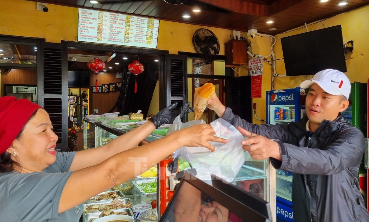 Bánh mì Phượng Hội An mở bán trở lại sau thời gian bị đình chỉ hoạt động.