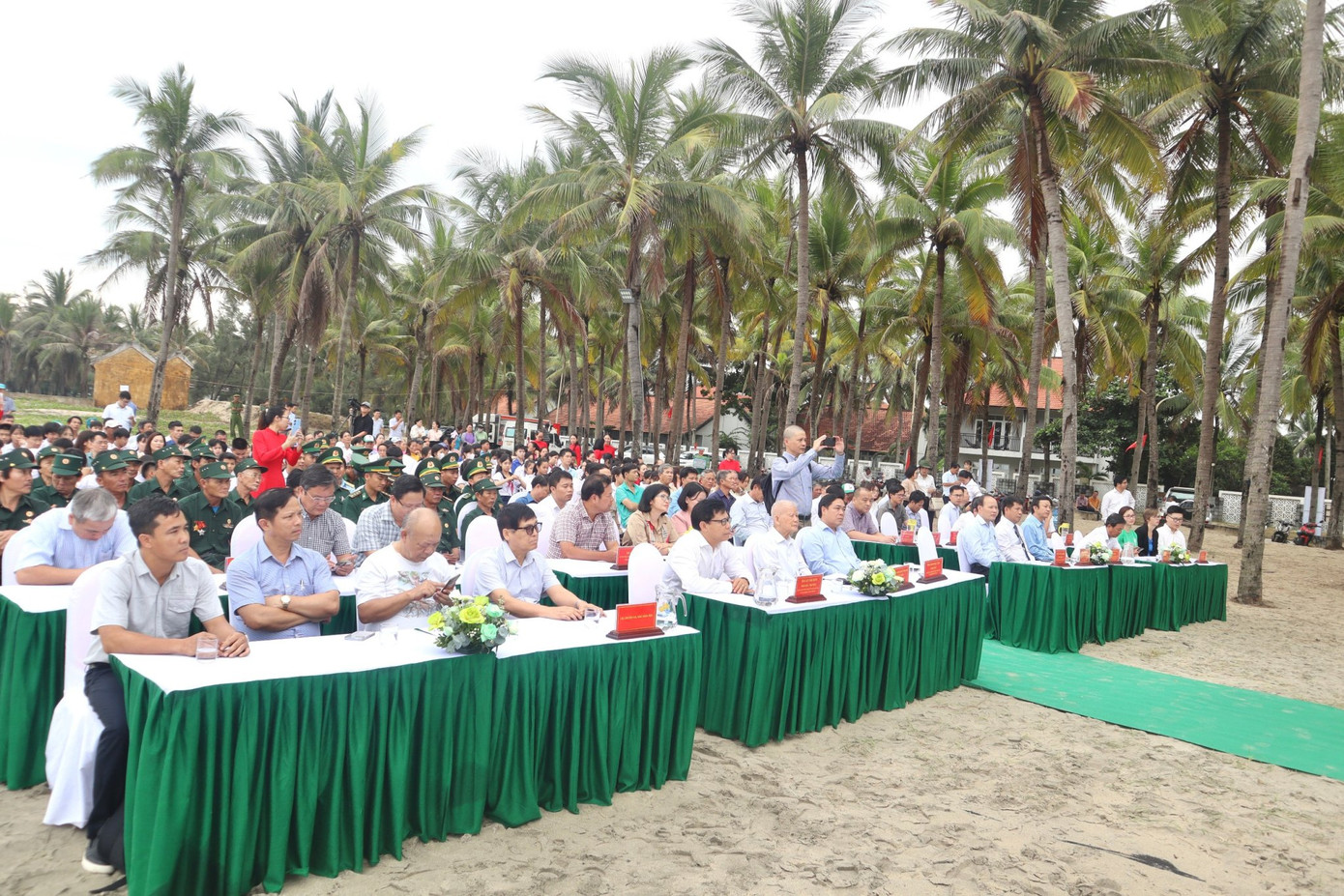 Buổi lễ thu hút sự quan tâm hưởng ứng của đông đảo cán bộ, người dân. Buổi lễ thu hút sự quan tâm hưởng ứng của đông đảo cán bộ, người dân.