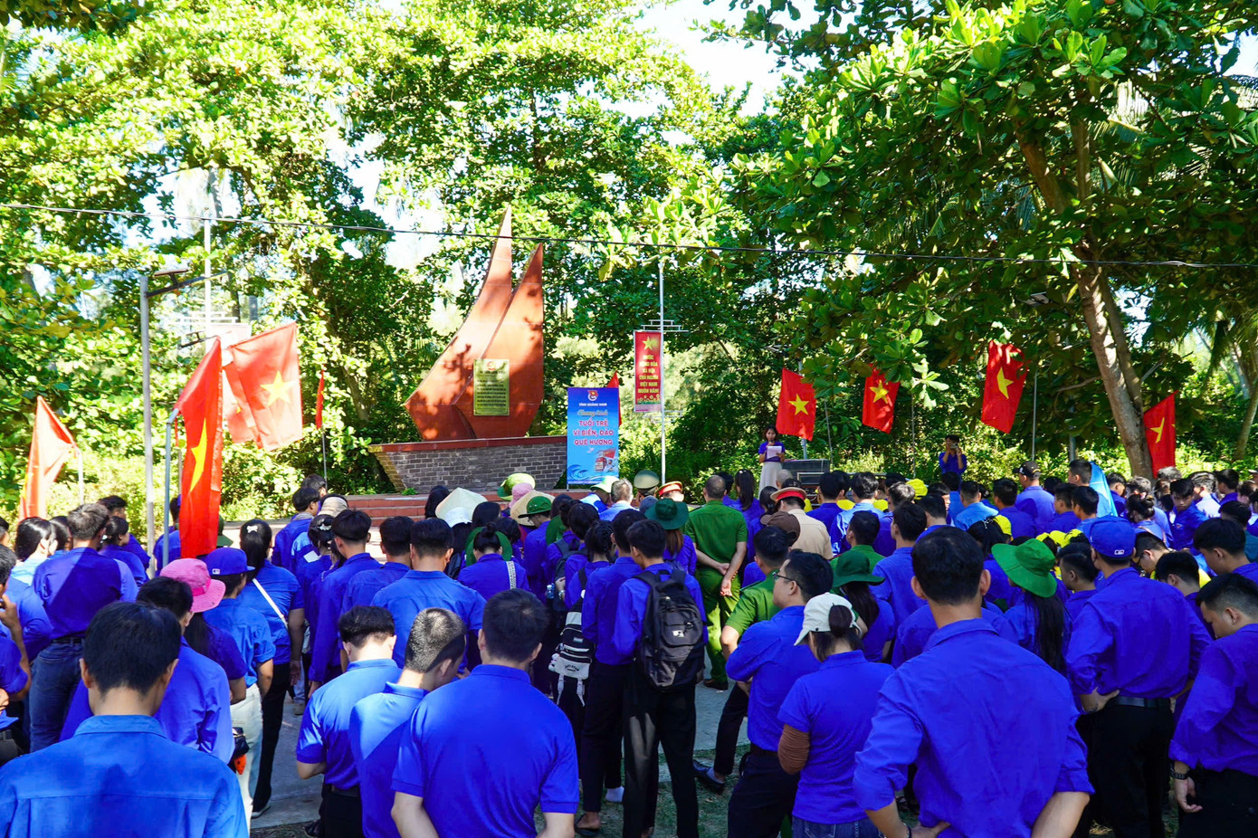 Ôn lại truyền thống Cách mạng. Ôn lại truyền thống Cách mạng.