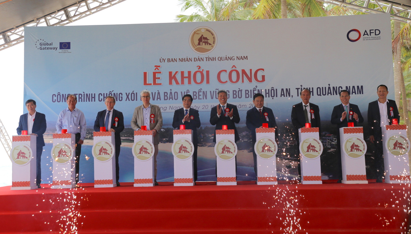 Bấm nút khởi công dự án gần 1.000 tỷ đồng chống xói lở và bảo vệ bền vững bờ biển Hội An. Ảnh: Hoài Văn. Bấm nút khởi công dự án gần 1.000 tỷ đồng chống xói lở và bảo vệ bền vững bờ biển Hội An. Ảnh: Hoài Văn.