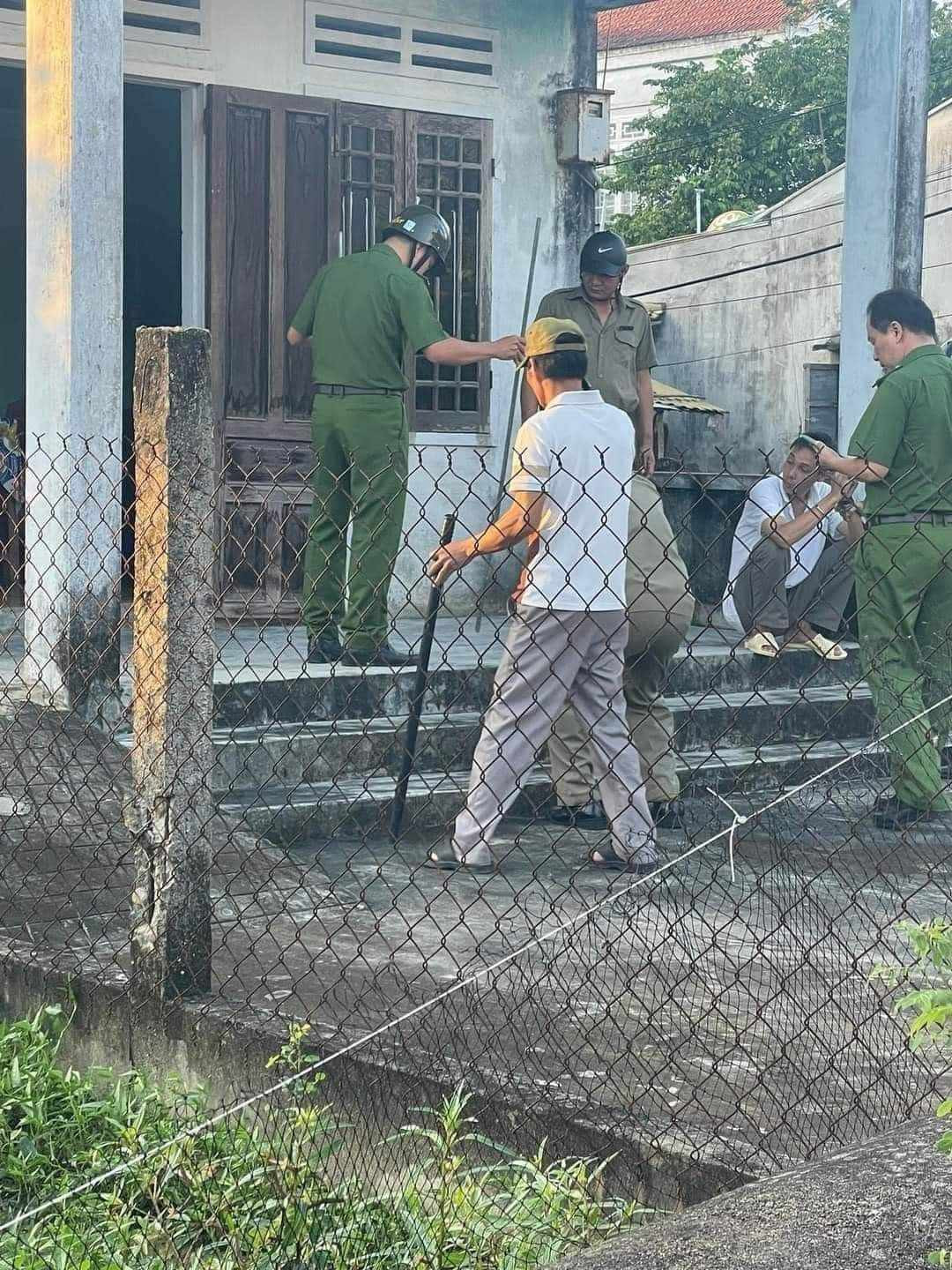 Công an khống chế đối tượng nghi tâm thần đâm chết người. Ảnh CTV Công an khống chế đối tượng nghi tâm thần đâm chết người. Ảnh CTV