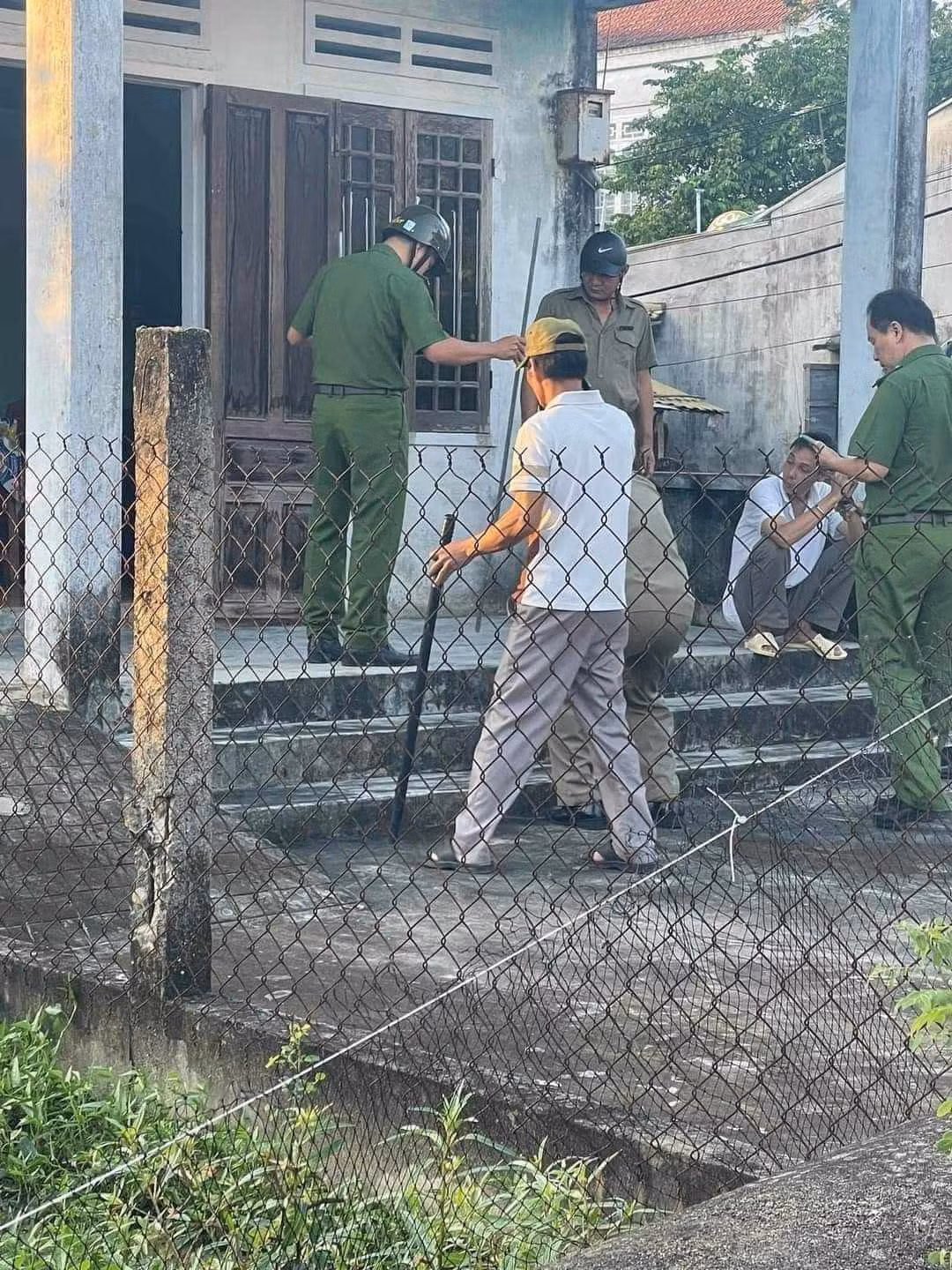 Công an khống chế đối tượng nghi tâm thần đâm chết người. Ảnh CTV Công an khống chế đối tượng nghi tâm thần đâm chết người. Ảnh CTV