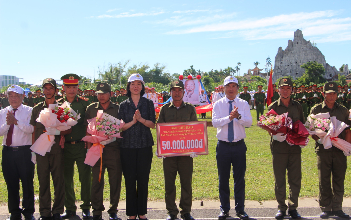 Cũng trong sáng nay, 18 địa phương trên địa bàn tỉnh Quảng Nam đồng loạt tổ chức lễ ra mắt lực lượng tham gia bảo vệ an ninh trật tự (ANTT) ở cơ sở. Toàn tỉnh có khoảng 1.240 tổ bảo vệ ANTT với hơn 4.300 thành viên. Cũng trong sáng nay, 18 địa phương trên địa bàn tỉnh Quảng Nam đồng loạt tổ chức lễ ra mắt lực lượng tham gia bảo vệ an ninh trật tự (ANTT) ở cơ sở. Toàn tỉnh có khoảng 1.240 tổ bảo vệ ANTT với hơn 4.300 thành viên.