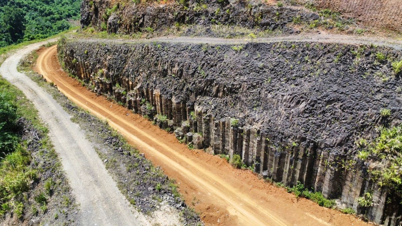 Nơi phát lộ núi đá độc đáo này còn hoang sơ, ít người biết đến.