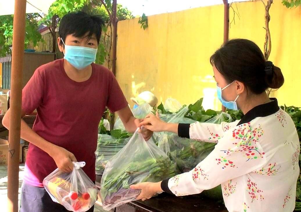 Những suất quà là thực phẩm thiết yếu cho người dân trong những ngày thực hiện giãn cách, phòng chống dịch COVID-19.