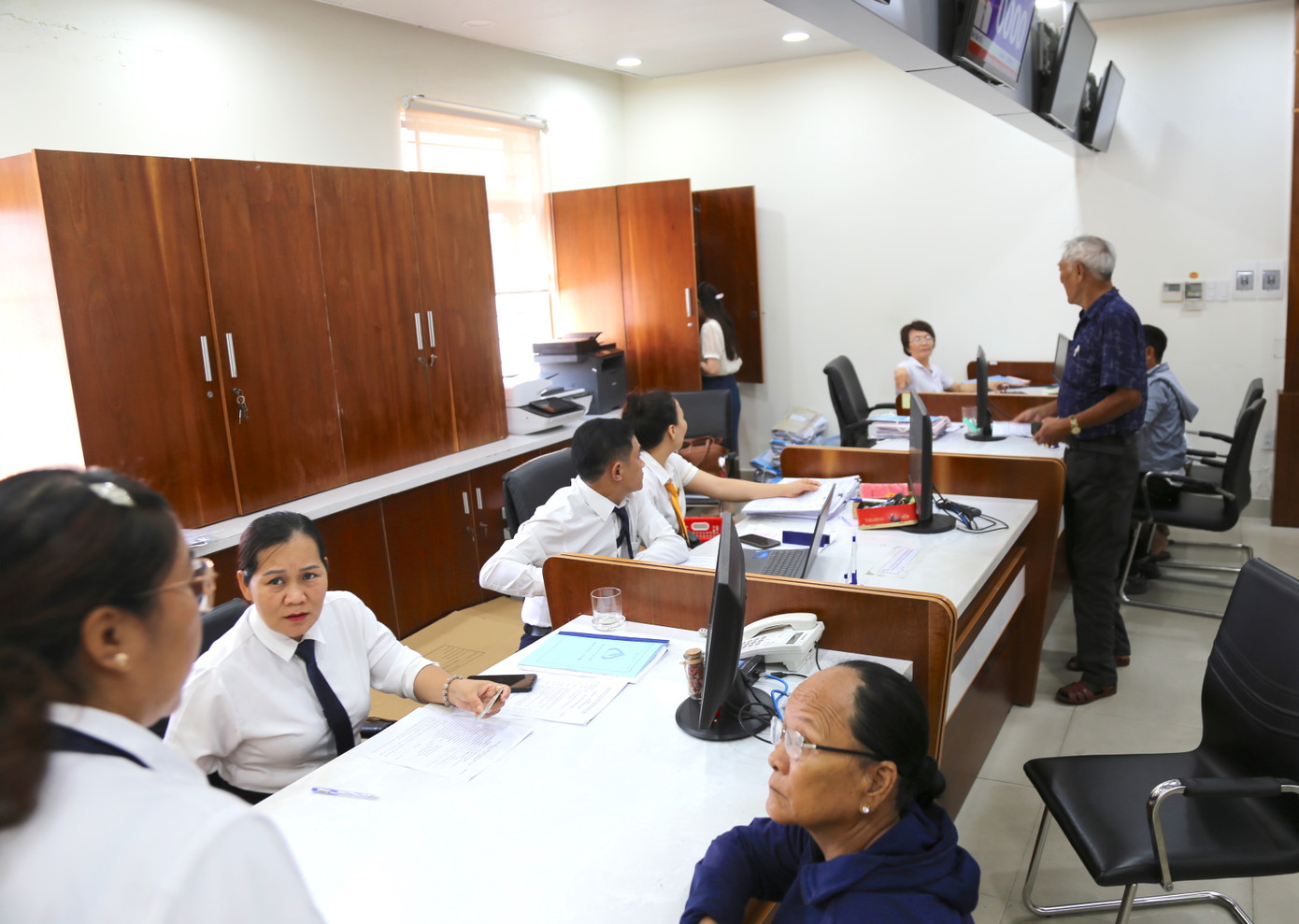 Người dân đến Trung tâm phục vụ hành chính công phường Tam Kỳ, thành phố Đà Nẵng để làm thủ tục. Ảnh: Hoài Văn Người dân đến Trung tâm phục vụ hành chính công phường Tam Kỳ, thành phố Đà Nẵng để làm thủ tục. Ảnh: Hoài Văn